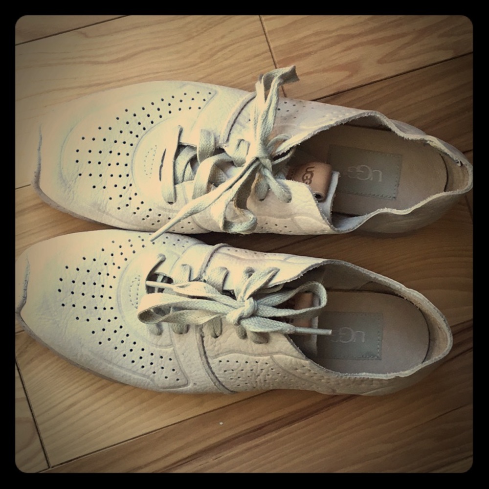 Size7 UGG sneakers like new.